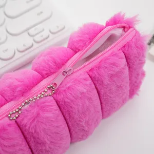 Detalle de cerca del estuche de felpa rosa a rayas con cremallera de alta calidad