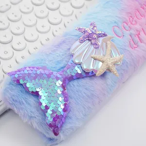Detalle de un estuche de sirena de felpa con lentejuelas brillantes y diseño de concha