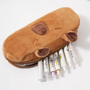Détail d'une trousse en peluche Capybara marron montrant sa grande capacité