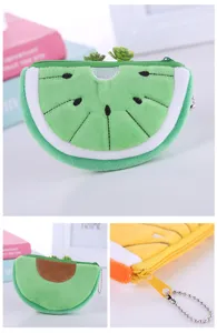 Vista dettagliata del portamonete in peluche a forma di frutta con zip e catenella