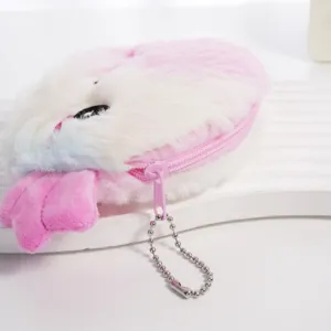 Dettaglio di un simpatico portamonete in peluche axolotl con zip rosa e catena a sfere