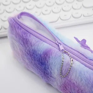 Primer plano de estuche de felpa degradada con detalle de cremallera morada y cadena