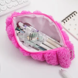 Vista interior detallada de un estuche de peluche rosa de gran capacidad para lápices