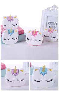 Vista dettagliata di graziosi portamonete unicorno in peluche con corna dorate