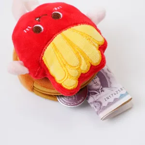Macro-detail van pluchen frites-portemonnee met contant geld en munt voor opslag