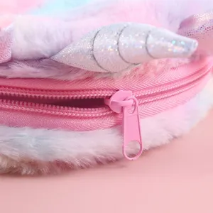 Gros plan d'un sac licorne en peluche avec fermeture éclair rose et corne à paillettes
