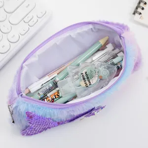 Detalle del interior del estuche de peluche con lentejuelas de sirena con papelería