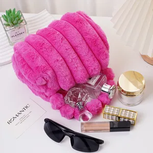 Nahaufnahme einer pinkfarbenen gestreiften Kunstpelz-Handtasche mit Beauty-Accessoires