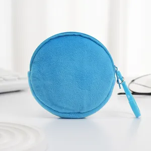 Makroansicht einer weichen blauen Plüsch-Mini-Kopfhörertasche mit passendem Haken