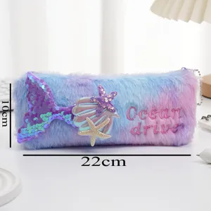 Primer plano de estuche de sirena de peluche, bordado Ocean drive, tamaño 22x10cm.