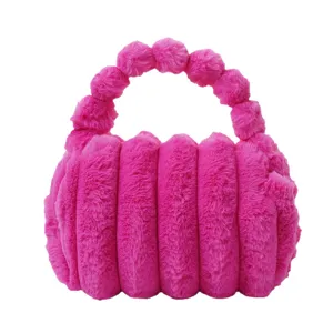 Süße pinke Kunstpelz-Handtasche mit Faltenstruktur und Plüschkugelgriff für den Winter