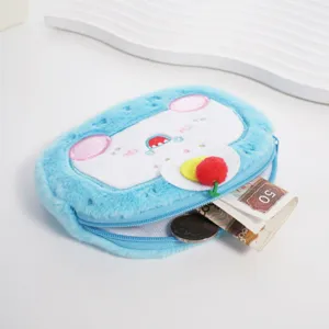 Primo piano di un simpatico portamonete in peluche blu con monete e banconote