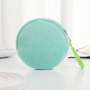Nahaufnahme eines mintgrünen Plüsch-Mini-Geldbeutels mit Reißverschluss und grünem Clip