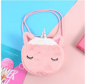Vista dettagliata della borsa a tracolla unicorno in morbido peluche rosa con corno