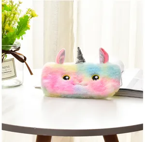 Nahaufnahme des Regenbogen-Plüsch-Einhorn-Mäppchens mit weicher Textur und Stickerei.