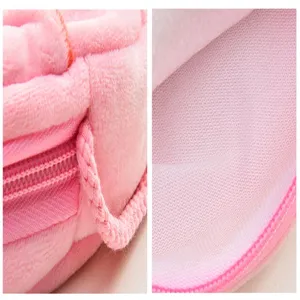 Nahaufnahme des weichen rosa Plüschstoffs und des Netzfutters einer Kinder-Umhängetasche.