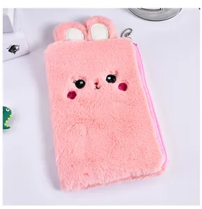 Vista macro dettagliata di una simpatica pochette a forma di coniglio in peluche rosa