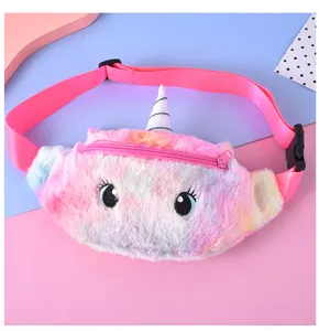 Dettaglio del marsupio unicorno in peluche colorato con grandi occhi ricamati