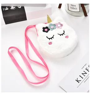 Dettaglio della borsa a tracolla unicorno in peluche bianco con corno e fiori glitter