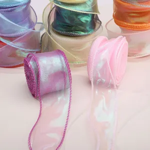 Gros plan de rubans en organza de nylon irisé de 4 cm aux couleurs chatoyantes