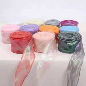 Gros plan sur la texture irisée de rubans d'organza de 4 cm en plusieurs couleurs.