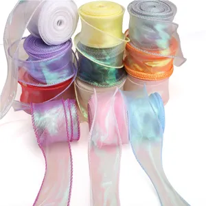 Détail de rubans en organza de nylon irisé de 4 cm dans diverses couleurs chatoyantes et vives