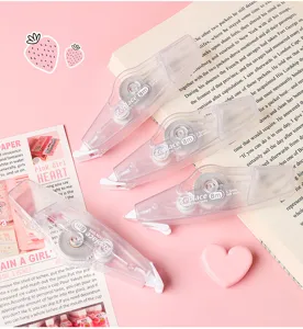 Detalle de cuatro cintas correctoras transparentes de 8m con núcleos recambiables en rosa.