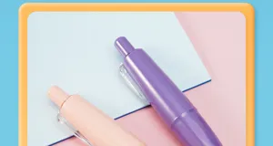 Detailansicht der lila und rosa Korrekturbänder auf pastellfarbenem Hintergrund
