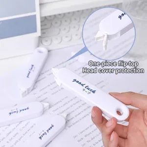 Juego de cintas correctoras blancas minimalistas con diseño portátil y tapa protectora.