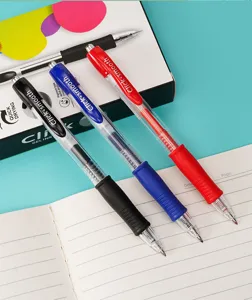 Trois stylos gel rétractables de 0,7 mm sur un carnet pour le bureau et l'école