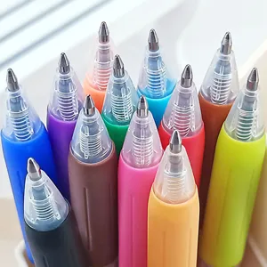 Dettaglio di penne gel retrattili colorate, primo piano di penne con punte trasparenti.