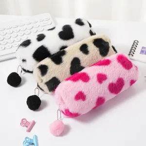 Astucci in peluche con motivo a cuore, morbida borsa per cancelleria e trucco per ragazze.