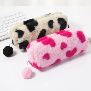 Simpatico astuccio in peluche con motivo a cuori e morbido pompon sulla cerniera