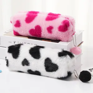 Astucci per matite in peluche con motivo a cuore e tiretto per cerniera a pompon