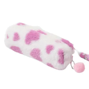 Simpatico astuccio in peluche con motivo a cuori rosa e decorazione a pompon rosa