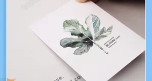 Detaillierte Makroansicht einer weißen Karte mit schöner Aquarell-Blatt-Illustration