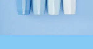 Detailansicht von blauen Kleberollern in Stiftform mit verschiedenen Farbtönen.