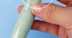 Makrodetail des minzgrünen punktklebers in stiftform mit Good Luck-aufdruck für schule.