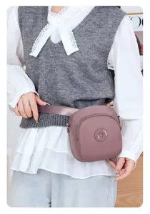 Primo piano della borsa a tracolla in nylon malva con outfit casual da pendolare