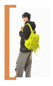 Outdoor-Bergsteigerrucksack in Neongrün, von einem Modell im Fotostudio getragen