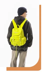 Rückansicht eines leuchtend lindgrünen Outdoor-Rucksacks, getragen von einem Model