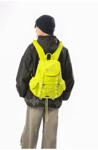 Nahansicht Rückseite Modell mit leuchtend neongrünem Wanderrucksack und Seitentaschen