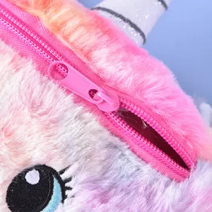 Primo piano di una borsa unicorno di peluche colorata con cerniera rosa e occhi