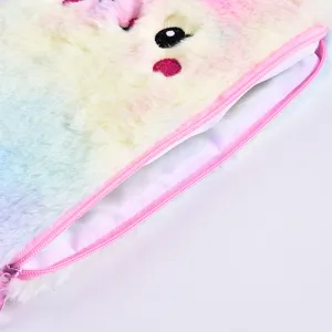 Primo piano di un astuccio a forma di coniglio in peluche arcobaleno con cerniera rosa