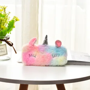 Regenbogenfarbenes Plüsch-Einhorn-Mäppchen mit weichem Kunstfell und bestickten Details