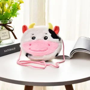 Niedliche Plüsch-Umhängetasche in Kuhform für Kinder auf einem eleganten weißen Tisch