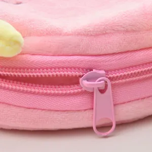 Detaillierte Nahaufnahme eines rosa Plüsch-Geldbeutels mit Reißverschluss und weichem Stoff