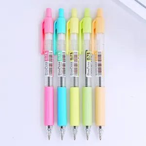 Détail macro de cinq stylos à bille rétractables de 0,7 mm aux couleurs pastel macaron