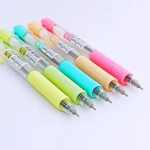 Lot de cinq stylos à bille rétractables colorés avec pointes ogives sur fond blanc.