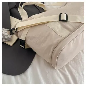 Large capacity casual travel duffel bag for women, lightweight commuter shoulder bag.